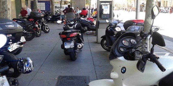 ¿Aparcas o «tiras» la moto? ¿Piensas en las personas con movilidad reducida, con discapacidad visual o con problemas auditivos cuando aparcas? 🏍♿ «Cómo aparcar correctamente la moto» 👉 bit.ly/2qkw58V #Accesibilidad #Inclusión