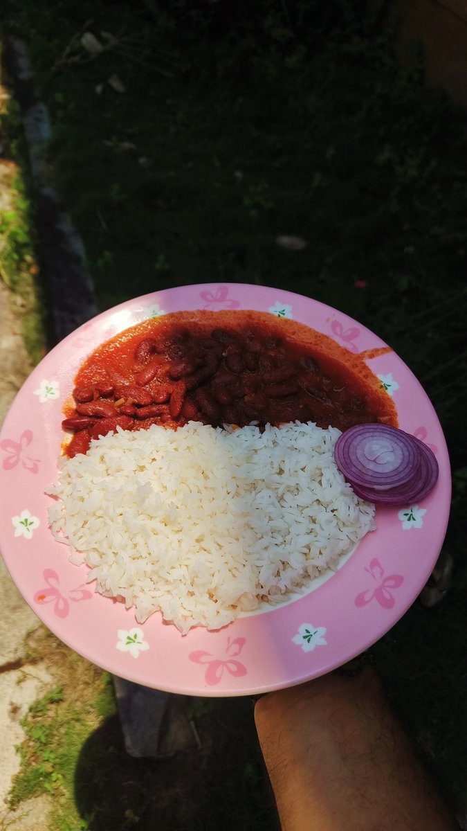 Rajma-Chawal ..
Rajma has got it's own taste ..it doesn't require any other masala yo enhance taste..
I added Tomato-Onion paste , ginger garlic, salt and red chilli powder ..♥️♥️
#RajsKitchen #Foodie 
#Sunkissed