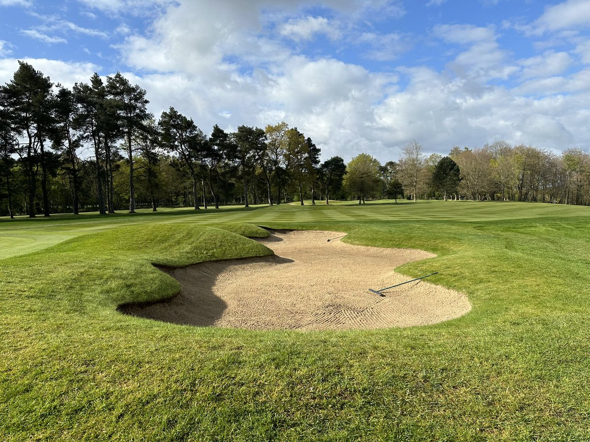 A long over due full team sand shift in the bunkers. Redistributing the sand from back edge across the base and the face and topping with new sand where needed ☀️👌 @beaconsfield_gc