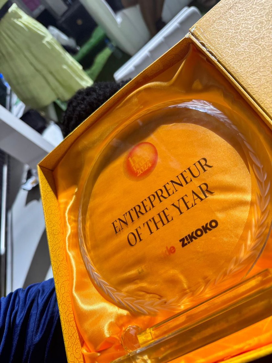 Our 001 got the Entrepreneur of the year award at Hertitude! 🥳🥳🥳 This award shows that we at PagesbyDami most especially our 001; Dammy B, strive for the best for SMEs. This award is evidence of excellence of the PagesbyDami community 🤩 We no dey carry last! 😌 Thank you