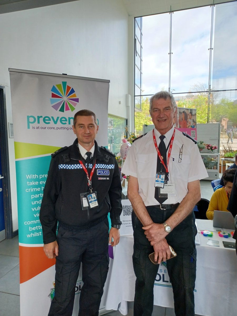 Two of our Specials Donald Ellliott BEM and Anthony Sutcliffe attended St Helens College for a Careers Fair yesterday to spread the word of the Special Constabulary! #SpecialConstabulary