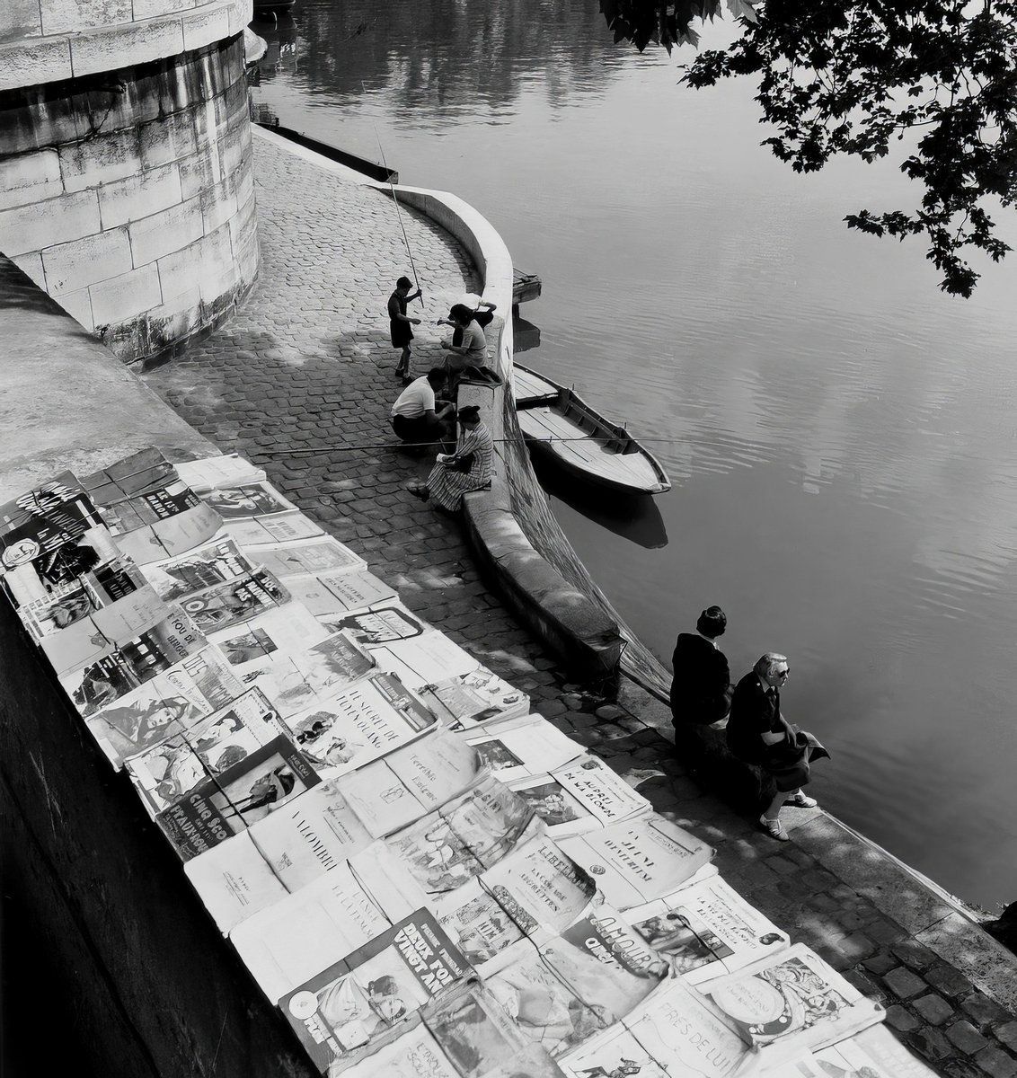 Bookstores by the Seine, 1951 📚 by Louis Stettner #paris #france #vintage #laseine