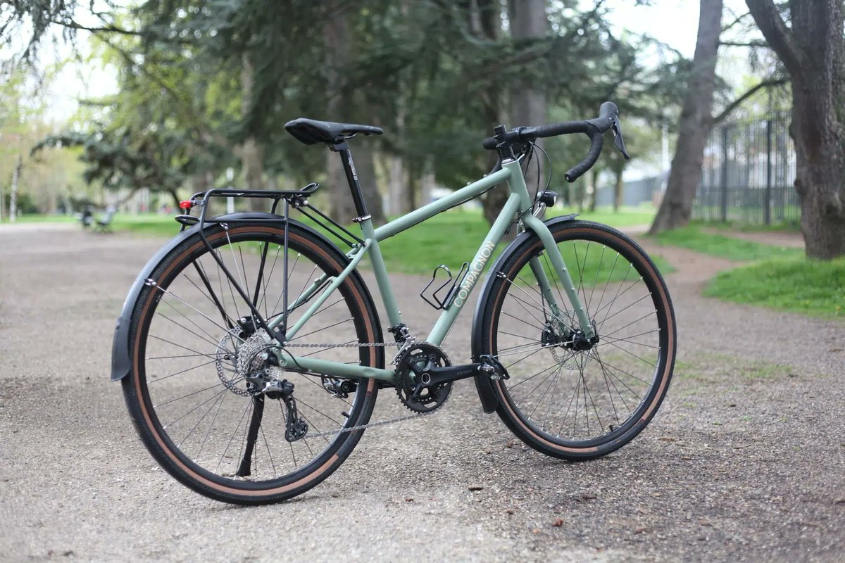 Le français #Compagnon sort un nouveau #vélo
Un cadre acier unique pour 4 configurations : gravel, vélo de voyage, VTT, urbain
La marque se fournit autant que possible en France et en Europe pour composants et périphériques. Le cadre est fabriqué à Taiwan
weelz.ouest-france.fr/la-marque-lyon…