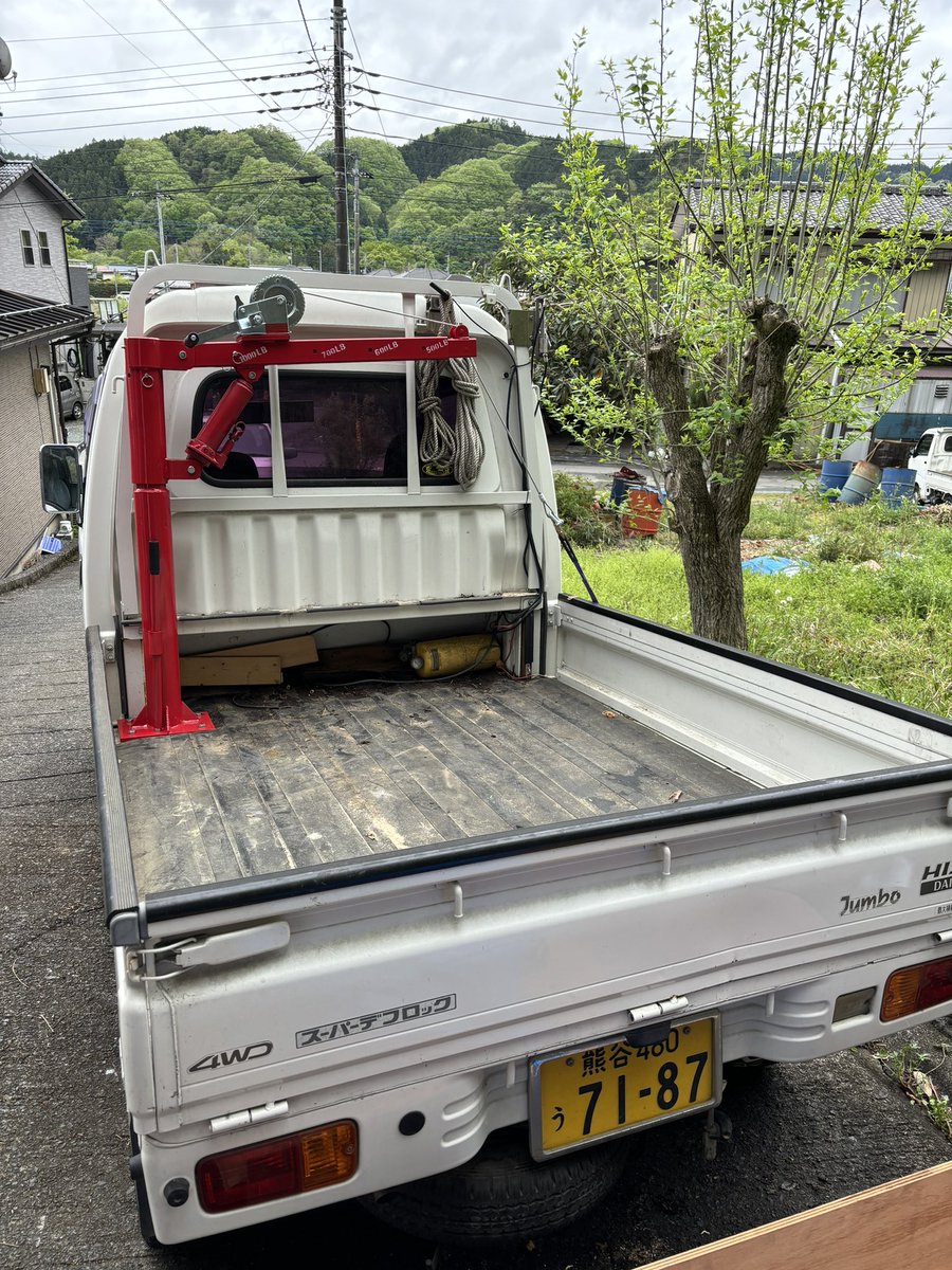 某熱帯雨林社で割引してたので購入！ 裏に当板してもフロアがペニャペニャするので、鳥居への補強加工が必要😣 ポストも回転部もただパイプ挿してるだけでガタガタだから、いずれベアリング仕様にしないと… てかNinja(240kg)吊れ…る…のか？😱 #ハイゼットジャンボ #クレーン