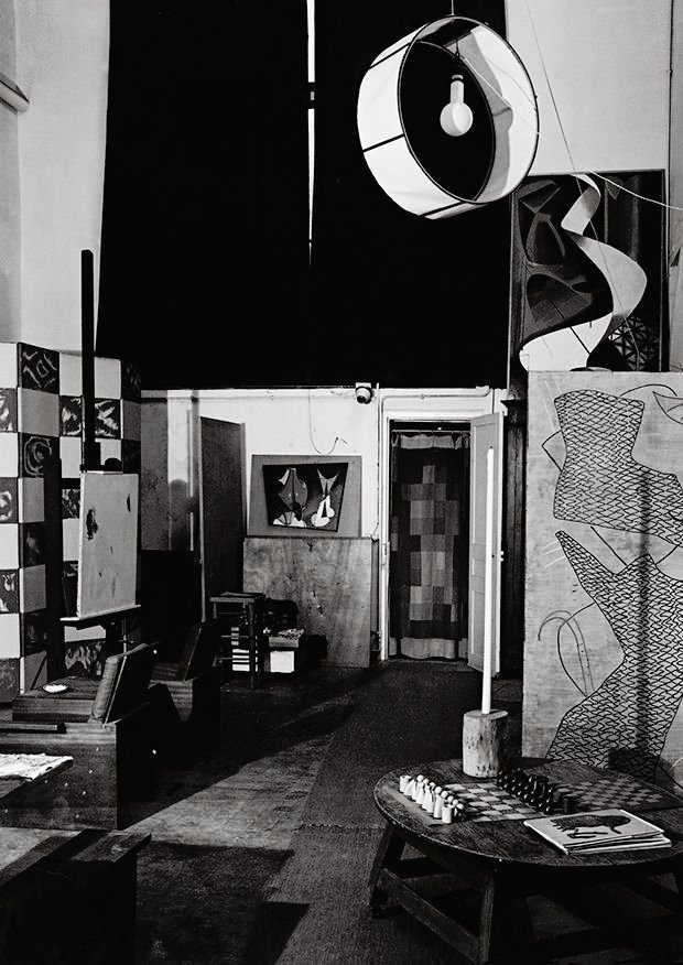 Guy Bourdin. 
Intérieur de l'appartement de Man Ray 
c.1955. Paris