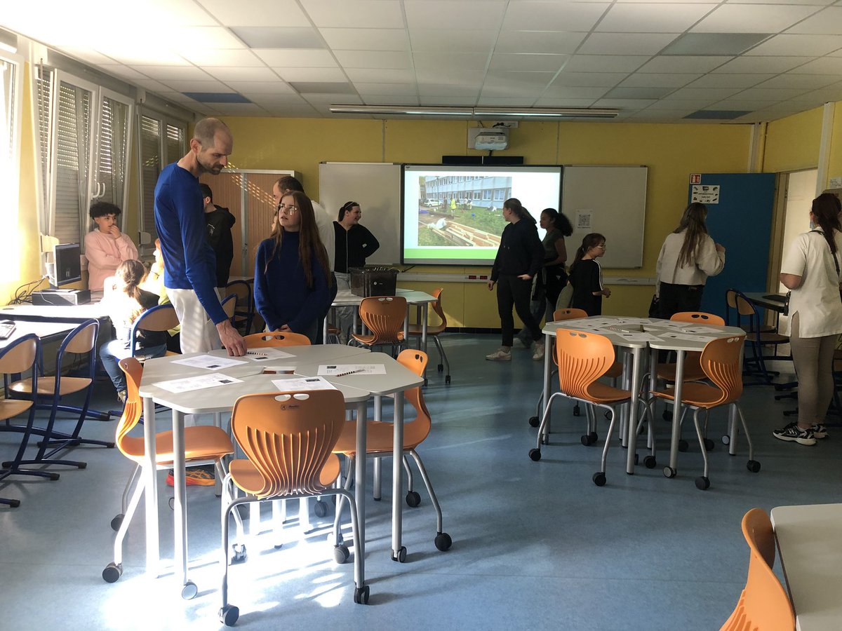 Les élèves de 4e éco-constructeurs ont débuté les travaux de fondations, découpe et assemblage du bois pour les lisses basses et réception des bottes de paille pour la construction de leur atelier. Leur projet a étonné plus d’un visiteur lors de la #jpo !