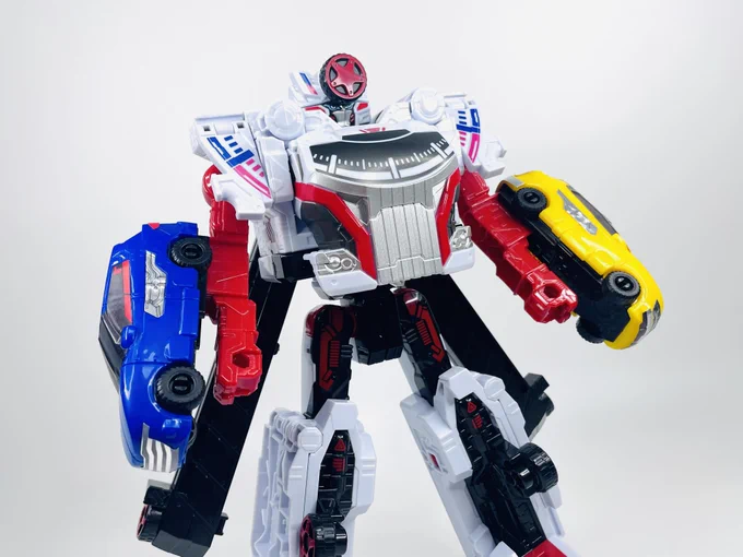 バクアゲカーレースとかスーパーカーの動画みたいな「ブンブンジャーロボにCGでブンブンカーを合成して作った派生合体形態」がマジで夢広がって好きなので、その系譜が「ブンブンジャーパンチャー」という形で本編でも登場したのめちゃくちゃ嬉しいよ…今後も無理のない範囲でこういう形態出してほしい