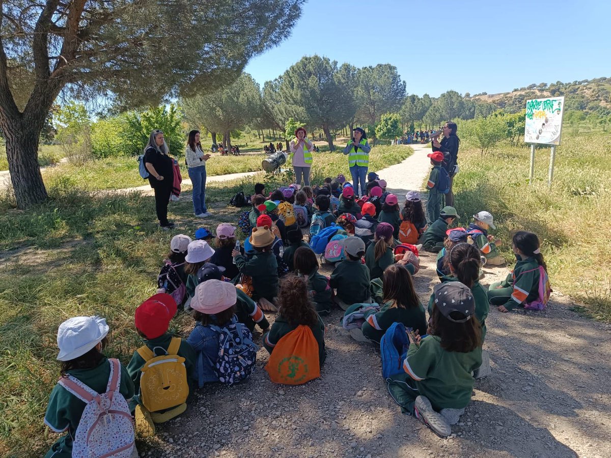 UdcChamartin's tweet photo. El pasado lunes pudimos disfrutar de la naturaleza y salir de las aulas del #ceippatriarcaobispoeijogaray, aprendimos sobre la flora🌻y fauna🐿️ a lo largo de la ruta de la Senda fluvial del Manzanares, que fuerza tiene el chorro de agua💧🙊!! @JMDChamartin @MADRID @AsocElOlivar https://t.co/1Lj8Xm0CuK