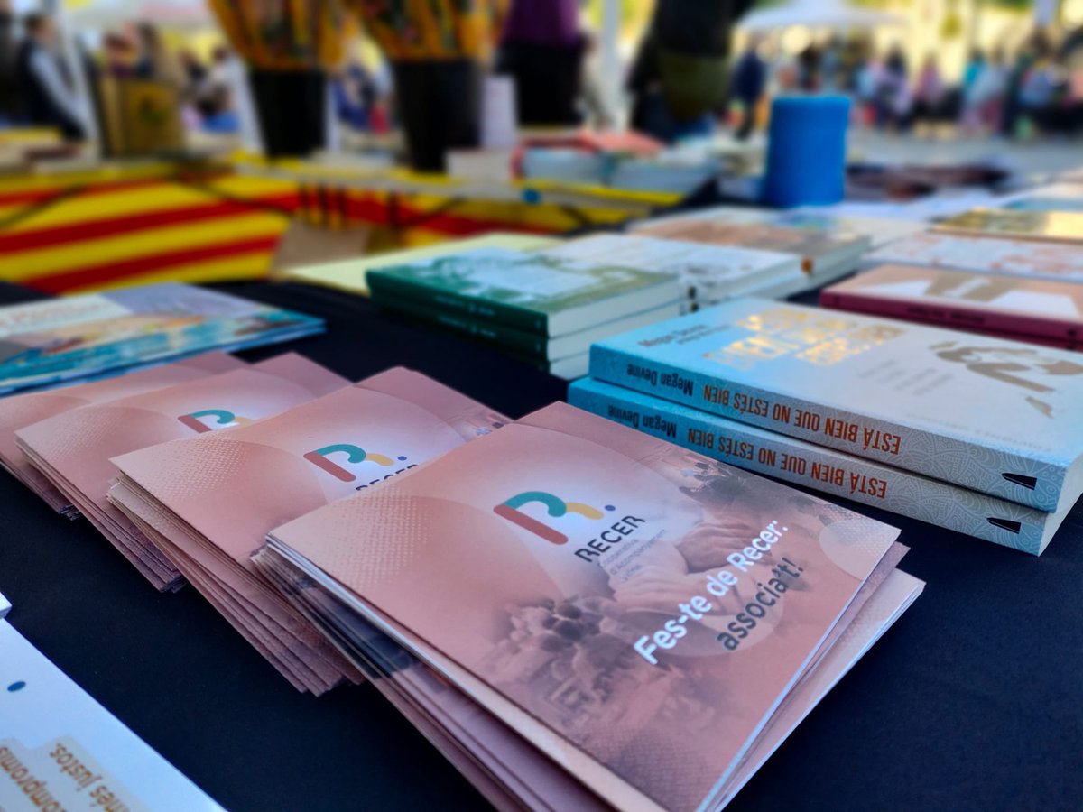recercoop's tweet photo. 📸 Uns quants moments d'ahir a la parada de #SantJordi

Heu vist els nous punts de llibre de #Recer?

#recercoop #festederecer #SantJordi2024 https://t.co/zHcHTDaX82