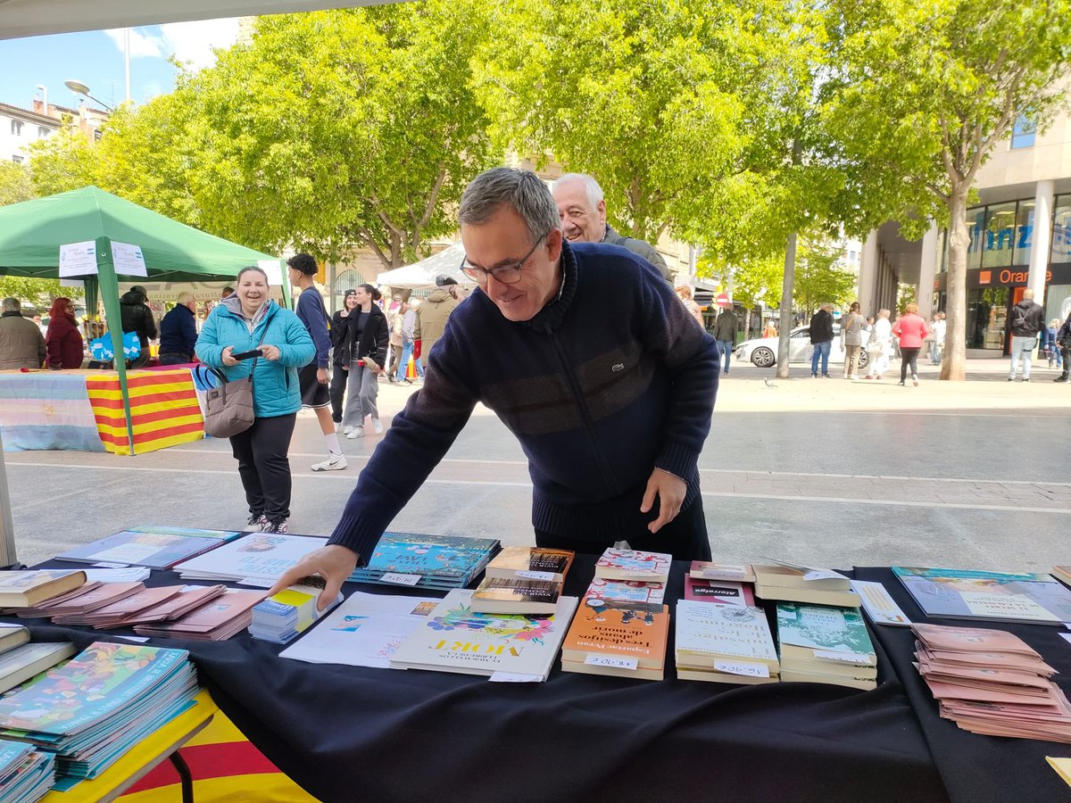 recercoop's tweet photo. 📸 Uns quants moments d'ahir a la parada de #SantJordi

Heu vist els nous punts de llibre de #Recer?

#recercoop #festederecer #SantJordi2024 https://t.co/zHcHTDaX82