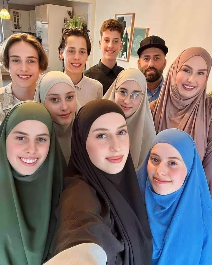 A German family that embraces the great Islamic religion, a family of ten people, 6 women and 4 men.

Alhamdullillah