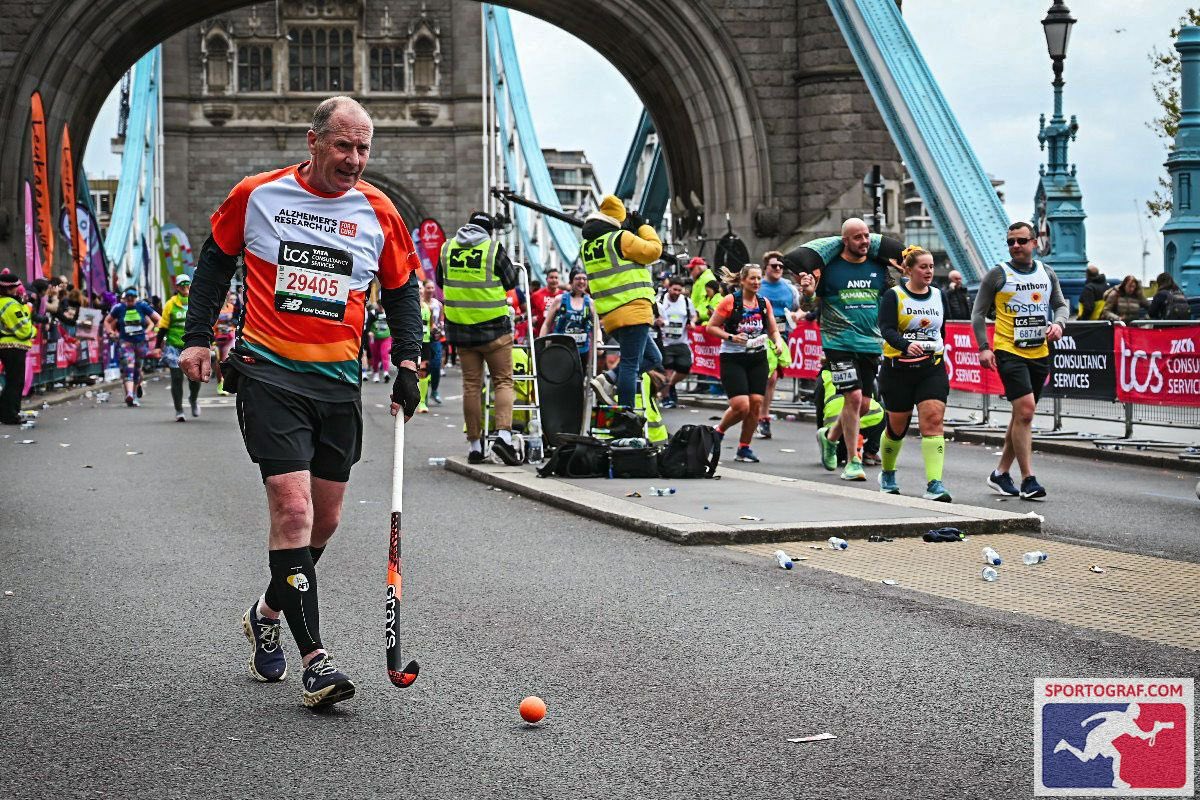 2024 @LondonMarathon 🏑🏃 65,000 steps Nearly 12,000 touches with my @GraysHockey stick. Same @mercianhockey indoor ball used in 2022 + 2024. Legs, neck, back, all recovering, toes battered. £10k raised for @AlzResearchUK 2022 + 2024. Overall fund raising since 2012 £68k