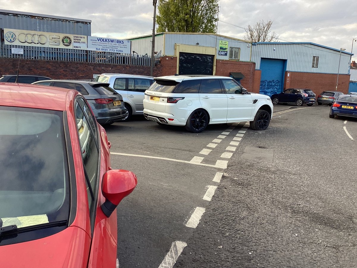 @bcc_help @SmallHeathWMP This vehicle has been dumped here for over a week. It is causing an obstruction on the junction of Cherrywood Road and Pikewater Rd. #BordesleyAndHighgateWard pic taken yesterday at 7.30pm.
During day tail backs occur and HGVs can’t get past it.