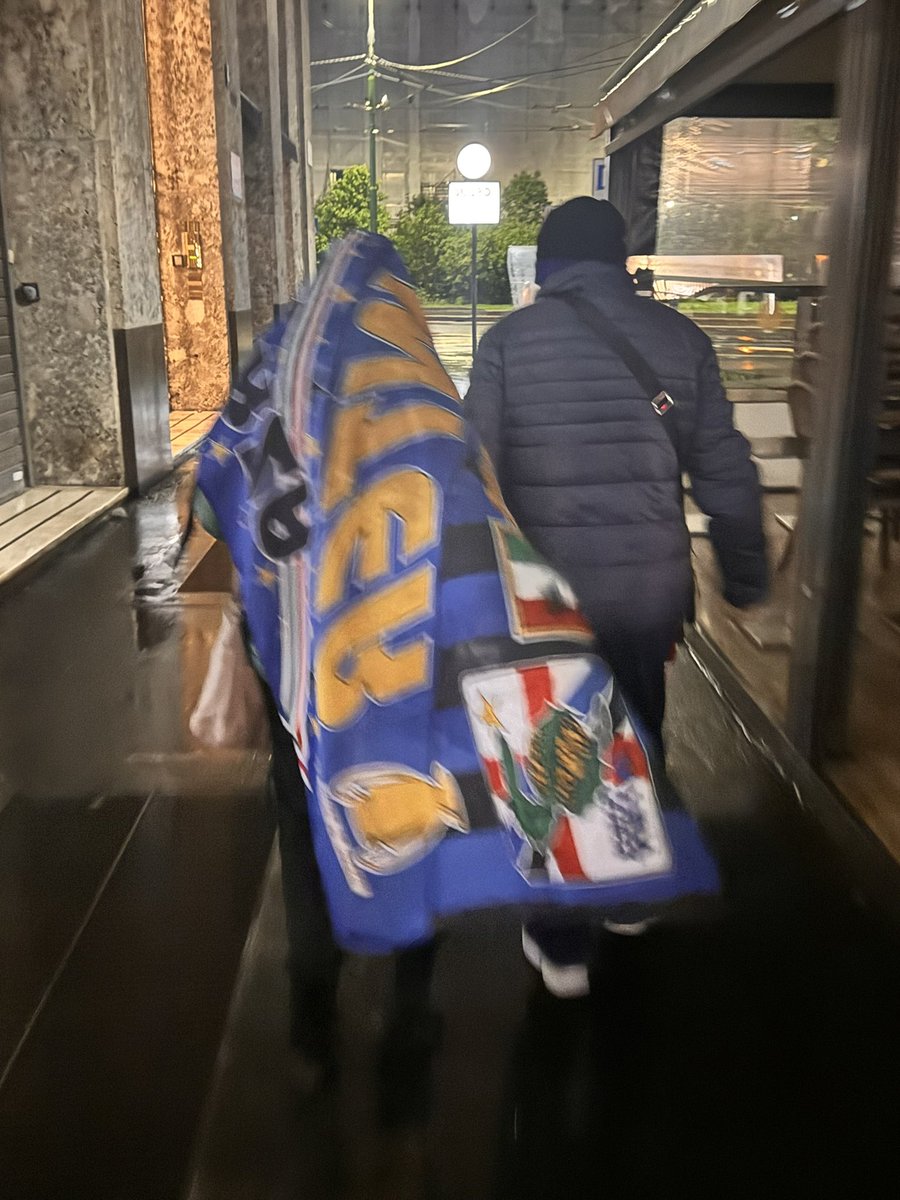 L’immagine più bella di lunedì sera è questa: una coppia di nonnini, 160 in due almeno, che vanno in duomo con lei vestita nella bandiera.
Li saluto e gli dico : Forza Inter.
E lui: SEMPRE.
💙🖤⭐️⭐️