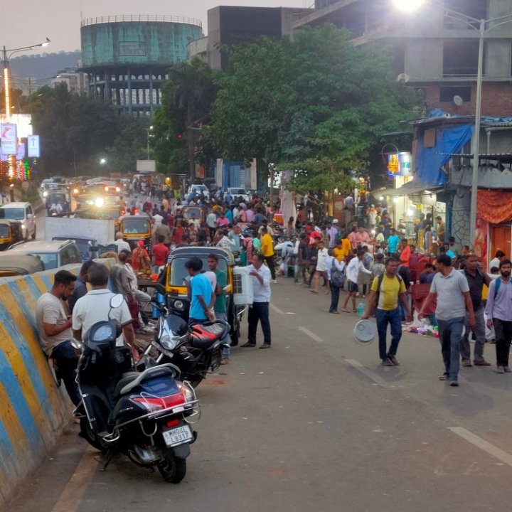 Dear @TMCaTweetAway you ill planned idea of elevated bridge at Gandhi Nagar in Pokhran Road 2, has failed. Hawkers, Wine shops crowd flock to the bridge and block it, resulting in jams on main road. No pedestrian facility + No proper vehicle driving facility. #thane #mumbai