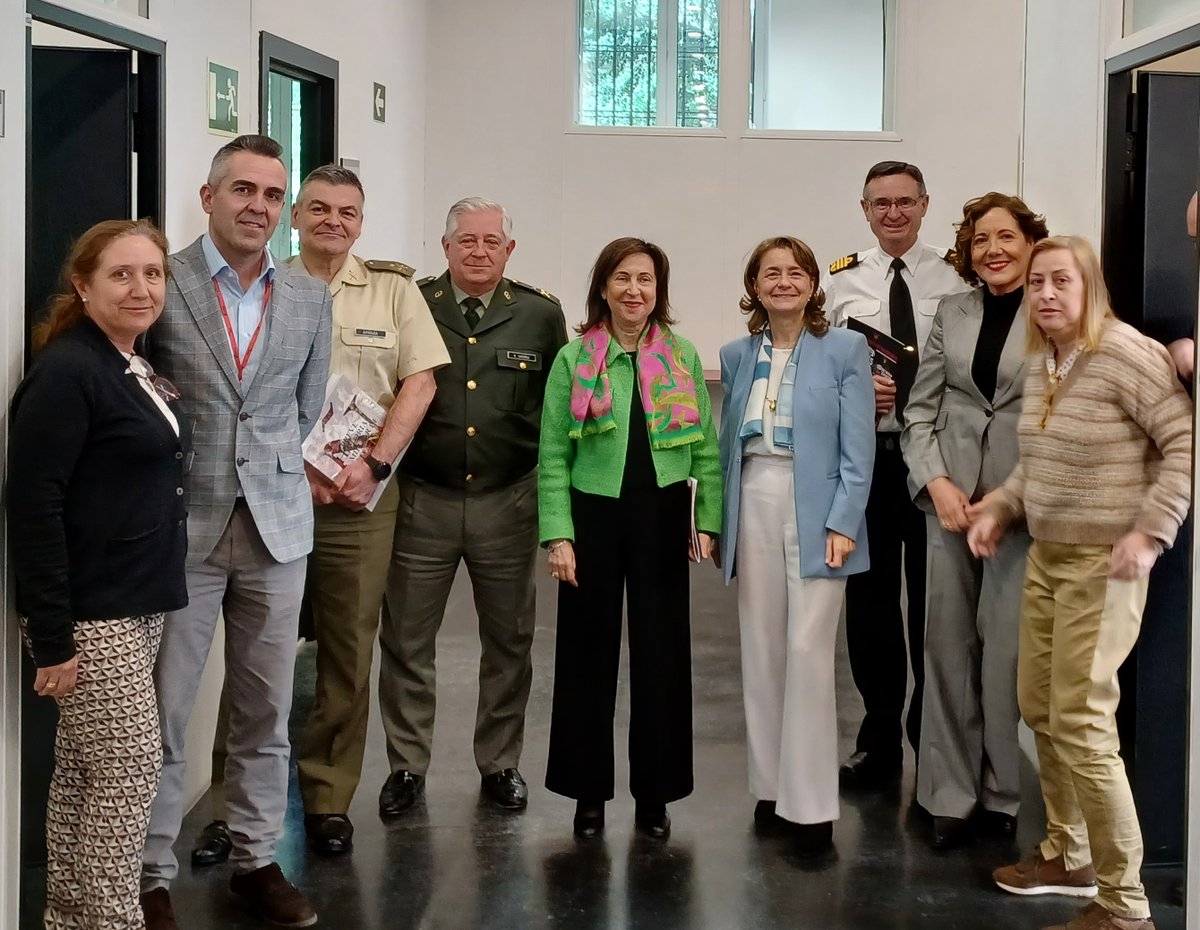 Con motivo del #DiaDelLibro 📚, la ministra de Defensa Margarita Robles, junto con la subdirectora de Publicaciones y Patrimonio Cultural, Margarita García Moreno, y distintas autoridades de Defensa presidieron los actos conmemorativos en el #BCDOC.

x.com/Defensagob/sta…