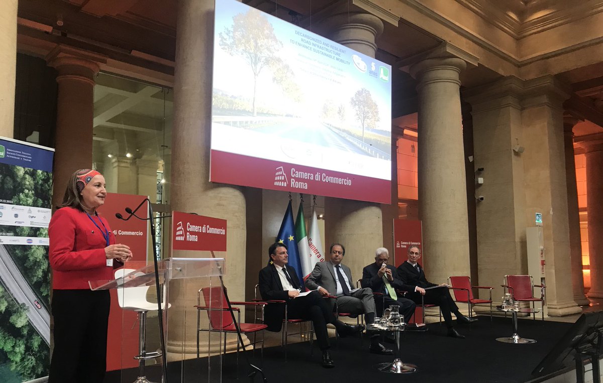 #Decarbonized & #Resilient #Road #Infrastructure workshop starts in #Rome In Temple of Hadrian 2000 years old building, @PIARC exchanges about which legacy road transport sector needs to offer to future generations.