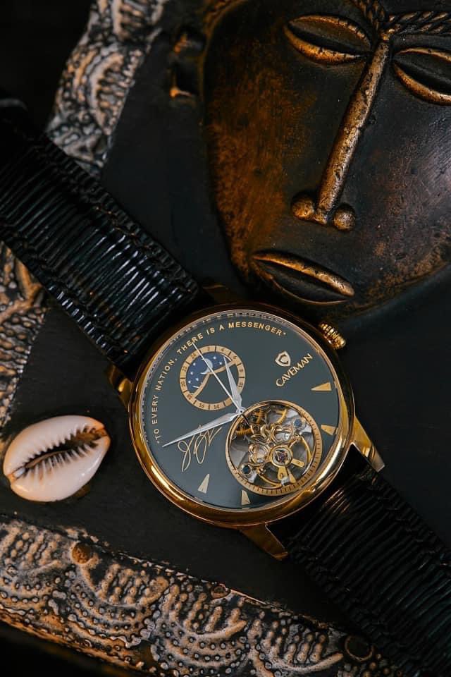 A closer look at the CavemanWatches x @j_owuu “TAKE ON THE WORLD” masterpiece. Partnering such a great African icon whose tenacity and intentional dedication of retelling the African story has become a force to reckon with, this 1of1 timepiece features a gold case with 5…