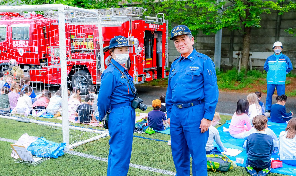 LES #SAPEURSPOMPIERS INSPIRENT LES CP DU #LFITOKYO Les sapeurs-pompiers de #Takinogawa posent avec les élèves de CP et lancent un #concoursdedessin auprès de nos élèves. #Merci aux #pompiers de #Kitaku pour cette #journéeinoubliable. 🚒🎨 @FLTfapee @ambafrancejp @aefeinfo