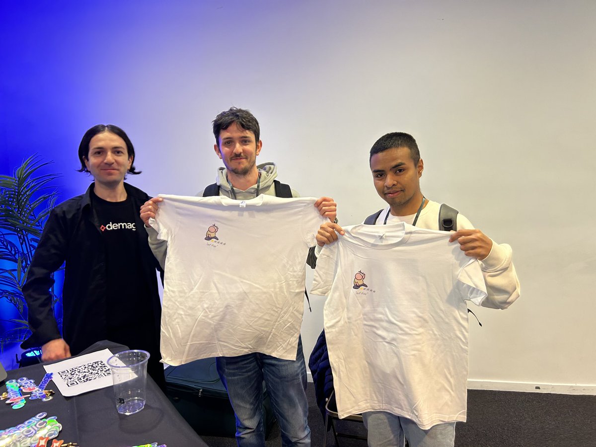 Our first T-Shirt recipients at the #FlutterConnection 2024 in Paris 🇫🇷

Drop by the @codemagicio booth and get yours for free today 👕

#cicd #codemagic
