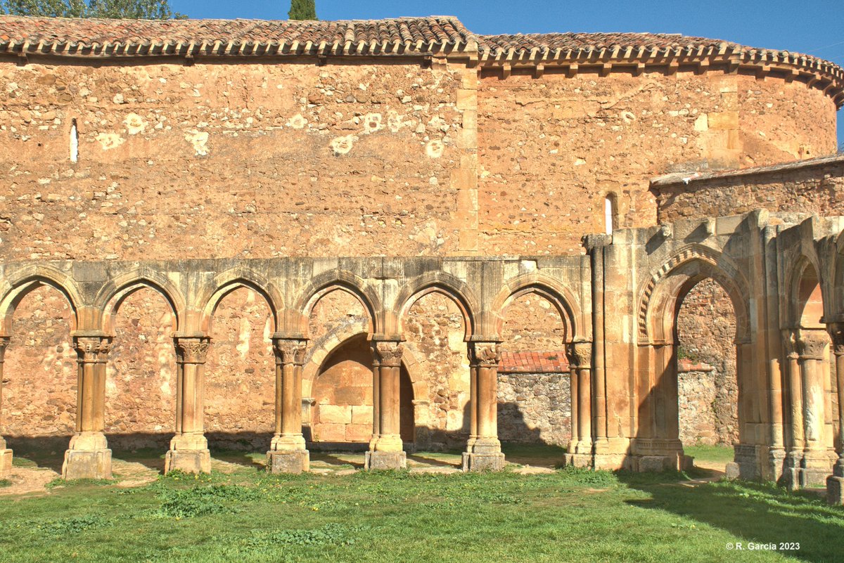 Claustro del Monasterio de San Juan de Duero. Soria. Arcos apuntados, sobre cuatro medio columnas. @LaHuellaRomnica @CantRomanica @aop_org