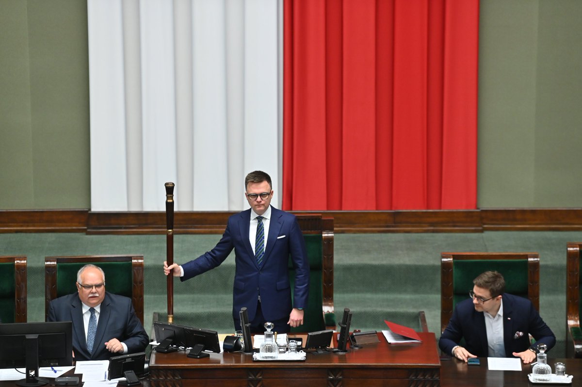📸Marszałek Sejmu @szymon_holownia otworzył 10. posiedzenie Izby. 📄Dziś w harmonogramie obrad między innymi: 🔸drugie czytanie projektu ustawy nadającej językowi śląskiemu status języka regionalnego; 🔸Informacja Prokuratora Generalnego o łącznej liczbie osób, wobec których