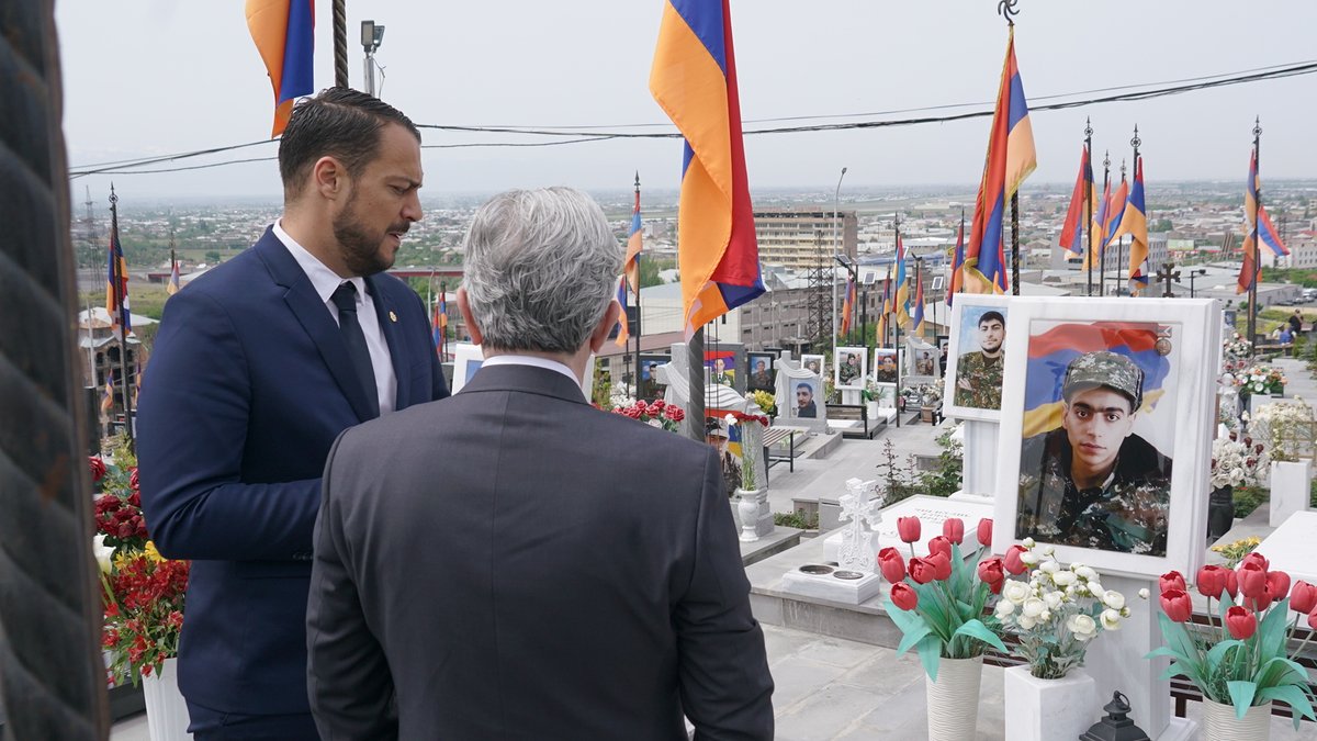 Ici à Erevan, journée de commémoration. Dans ce cimetière, viennent les parents 'orphelins'. Leurs enfants sont morts au front face à l'épuration ethnique du Haut-Karabakh. Européens, pensez-y. La guerre c'est ça.