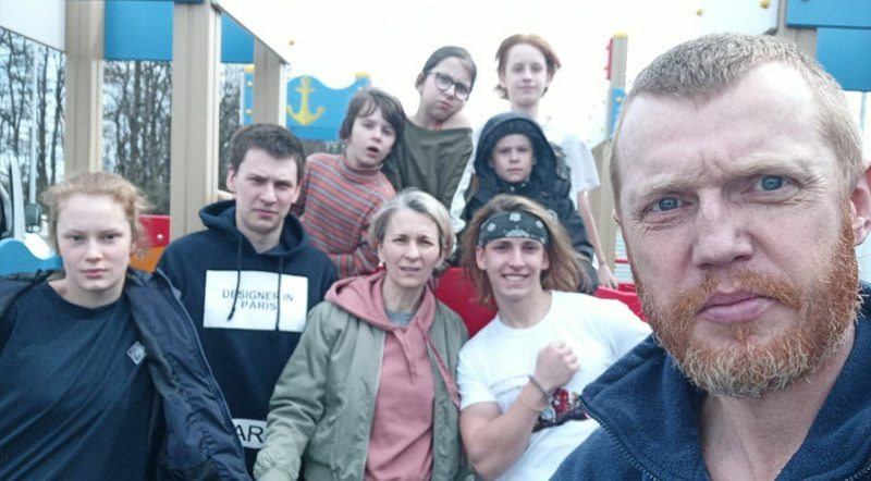 viasna96's tweet photo. «Калі не падпісваеш, то тваю жонку садзім, а дзяцей забяруць органы апекі». Сергій Мельянец распавёў пра сваё затрыманне

«Ты меў зносіны з журналістамі і зліваў інфармацыю. Усе журналісты — агенты, значыць ты здрадзіў Радзіме».

https://t.co/VSrwAkdXjy https://t.co/mUqeuzm66R