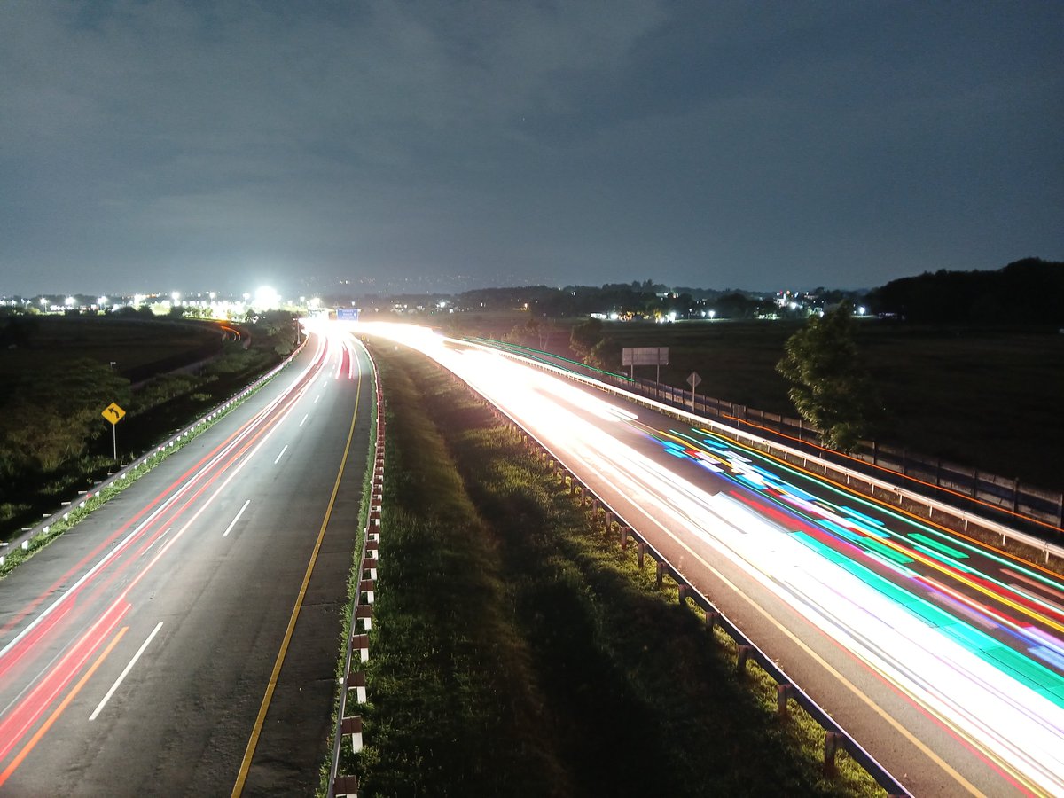 bayJoee's tweet image. Beberapa waktu lalu, saya mencoba mengambil foto #lighttrail dengan #GalaxyA15 5G. #GalaxyA15 5G ini sudah dibekali pengaturan kecepatan rana sehingga lebih fleksibel saat memotret. Ini langkah baik dari Samsung untuk lini entry level. 👏🏻

@samsungID 
#withGalaxy
#GalaxyA15 5G