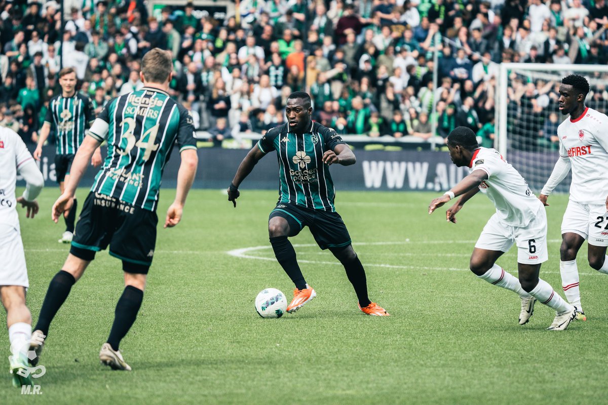 Kevin Denkey is één van de vijf genomineerden voor de 𝐄𝐛𝐛𝐞𝐧𝐡𝐨𝐮𝐭𝐞𝐧 𝐒𝐜𝐡𝐨𝐞𝐧! 🟢⚫️ ➟ cerclebrugge.be/news/articles/…