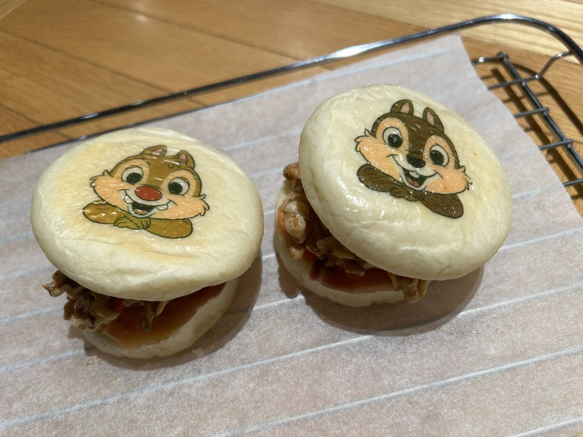 eriperiperip's tweet photo. チップ&amp;デールのイングリッシュマフィン。中身はチーズ、クルミ、サーモンが入っていて具沢山。
食べられる転写シートって初めて。
中を見せようと努力した結果、失敗の写真。

#ABCクッキングスタジオ
#チップとデール
#ディズニー https://t.co/zFOFb8nzIj