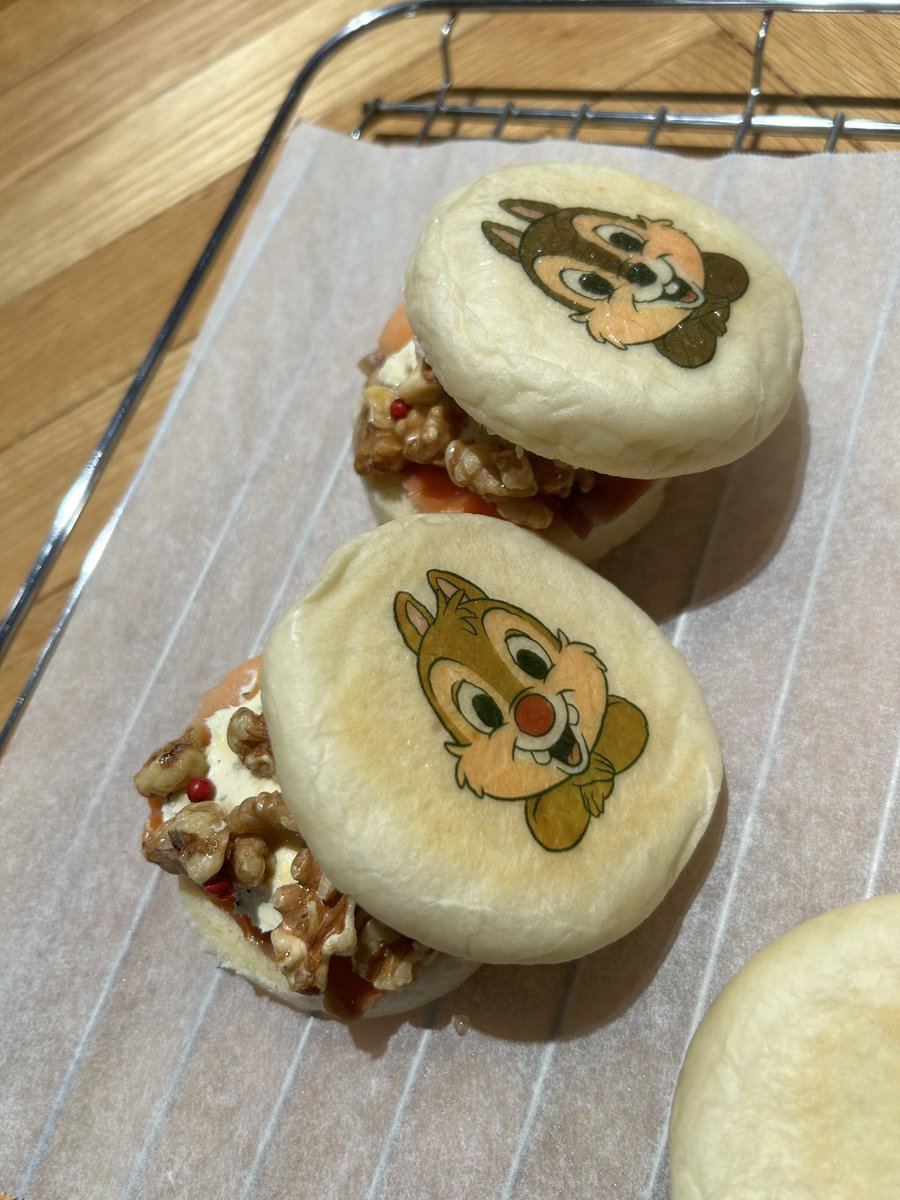 eriperiperip's tweet photo. チップ&amp;デールのイングリッシュマフィン。中身はチーズ、クルミ、サーモンが入っていて具沢山。
食べられる転写シートって初めて。
中を見せようと努力した結果、失敗の写真。

#ABCクッキングスタジオ
#チップとデール
#ディズニー https://t.co/zFOFb8nzIj