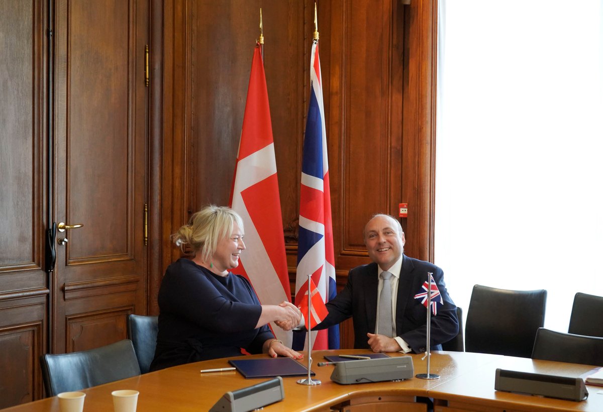 Yesterday DK and UK Minister for Science @griffitha signed agreement on quantum technology collaboration. “The UK is a strong partner for Denmark on this matter, so I’m very content that we’re strengthening the ties,” says @ChristinaEgelun 👉 bit.ly/4aNI7Nc #dkpol