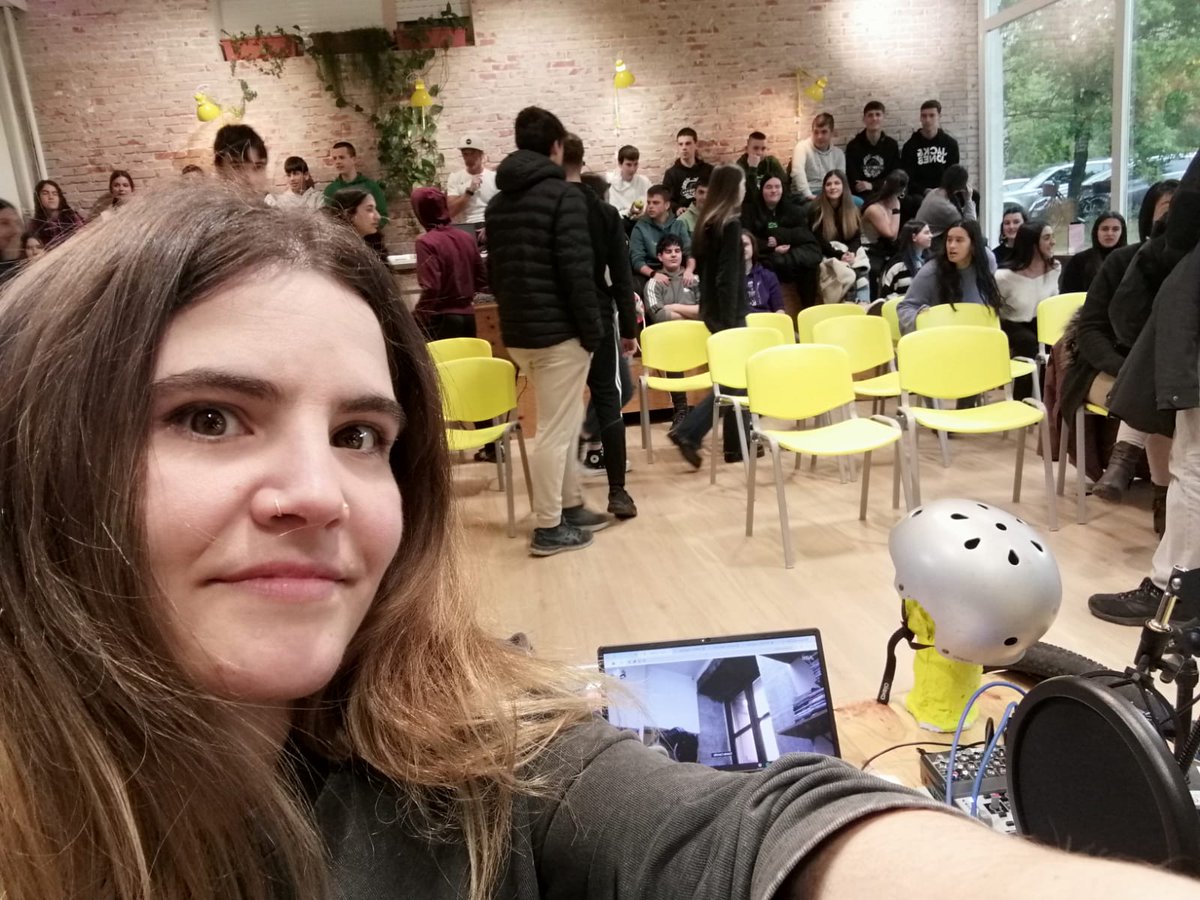 Gaur Altsasu BHI Institututik zuzenean ari gara. Mugituz! kanpainaren berri ematen ari gara elkarrekin. 107.3 FM edo guaixe.eus/irratia/zuzene…
<a href="/erkuden_/">Erkuden Ruiz Barroso</a> institutotik eta <a href="/EneidaEne1/">Eneida</a> Beleixeren estudiotik