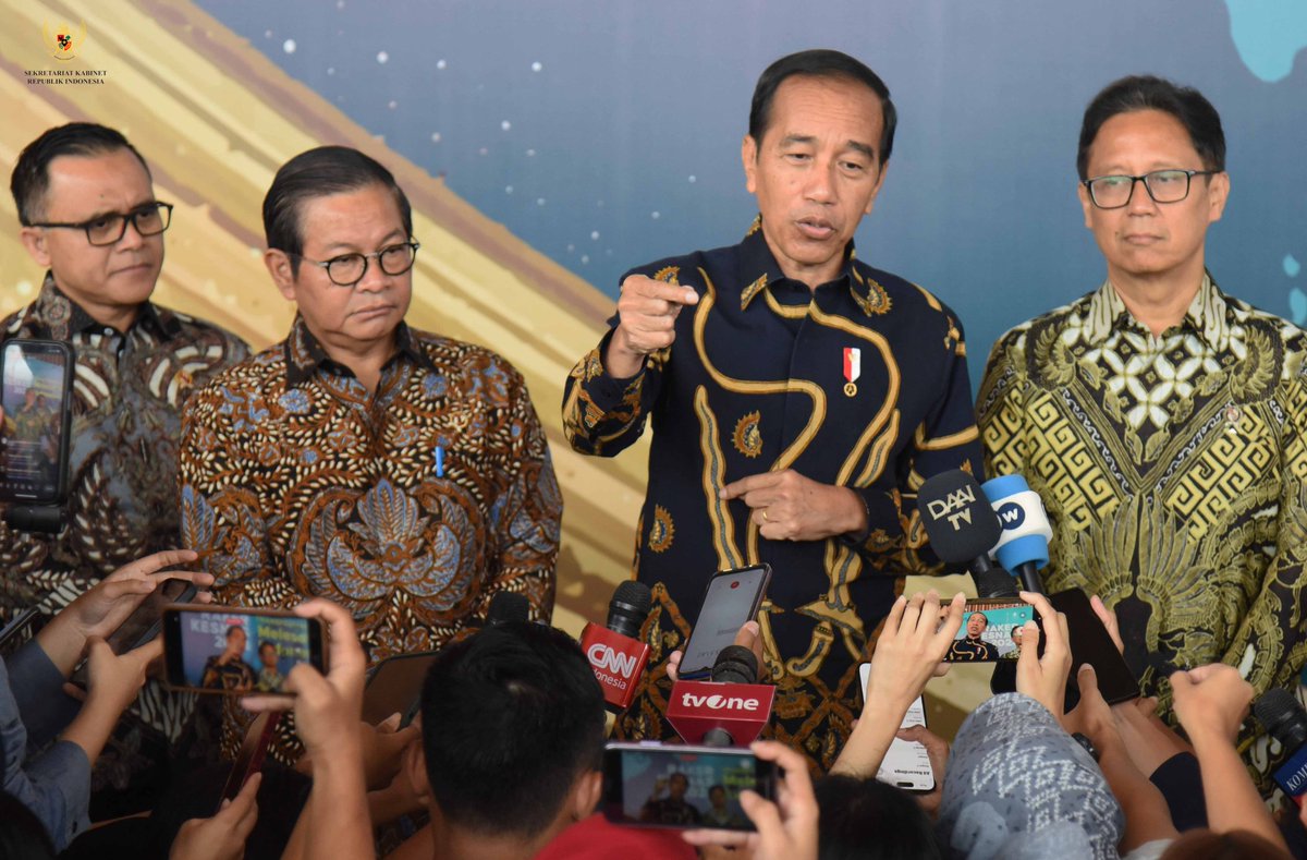 Presiden @jokowi membuka Rakerkesnas 2024, di ICE BSD, Banten, Rabu (24/04/2024). Presiden menekankan sektor kesehatan merupakan komponen fundamental dalam mewujudkan Indonesia maju 2045. Seskab @pramonoanung turut mendampingi Presiden. #PotretKabinet Foto: Humas Setkab/Jay