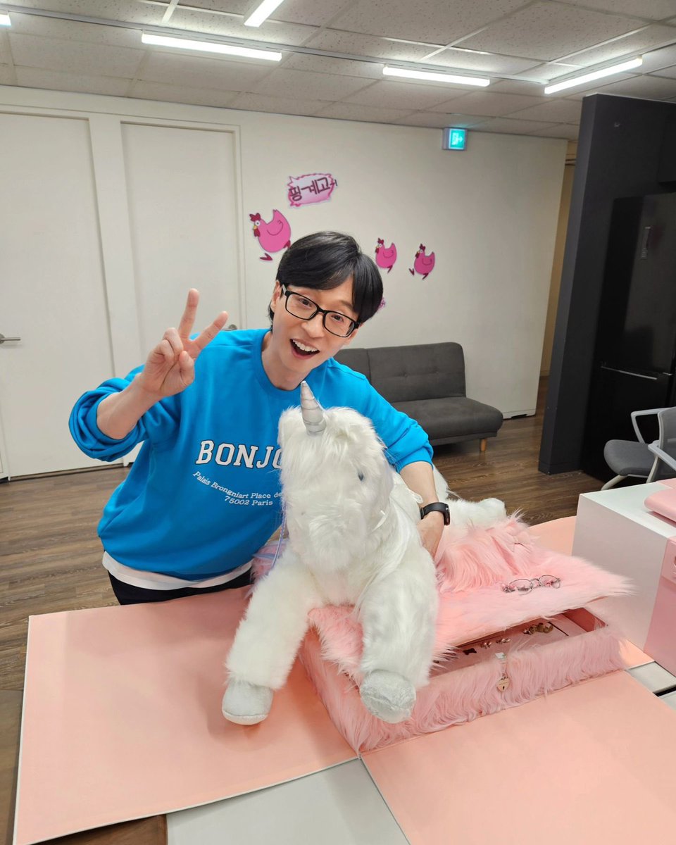 DoyenneJennie's tweet photo. Since Yoo Jaesuk has no Instagram he went out of his way and had his company’s account post the Jentle Salon pr package which he usually never do and rarely posts anything other than his endorsements 🥺 Jennie and Yoo Jaesuk’s friendship is so cute https://t.co/EI9OD9k1dz