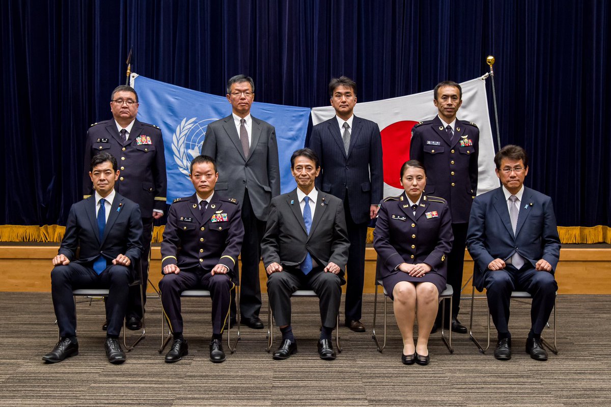 4月23日、三宅防衛大臣政務官は、南スーダン国際平和協力隊出発式に出席し、小林１等陸佐と藤澤２等陸曹の２名の派遣隊員を激励しました。
今回派遣される隊員は、国連南スーダン共和国ミッション（UNMISS）司令部の副参謀長とその補佐官であり、我が国として初の職務となります。