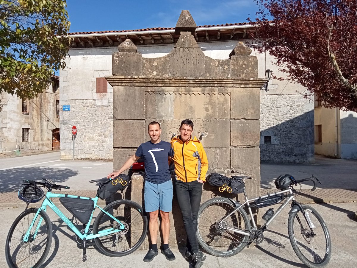 Gaur Altsasu BHI Institututik zuzenean ari gara. Mugituz! kanpainaren berri ematen ari gara elkarrekin. 107.3 FM edo guaixe.eus/irratia/zuzene…
Antton Zelaia, besteak beste Mikel Astizekin batera Erromara bizikletaz joan ziren.