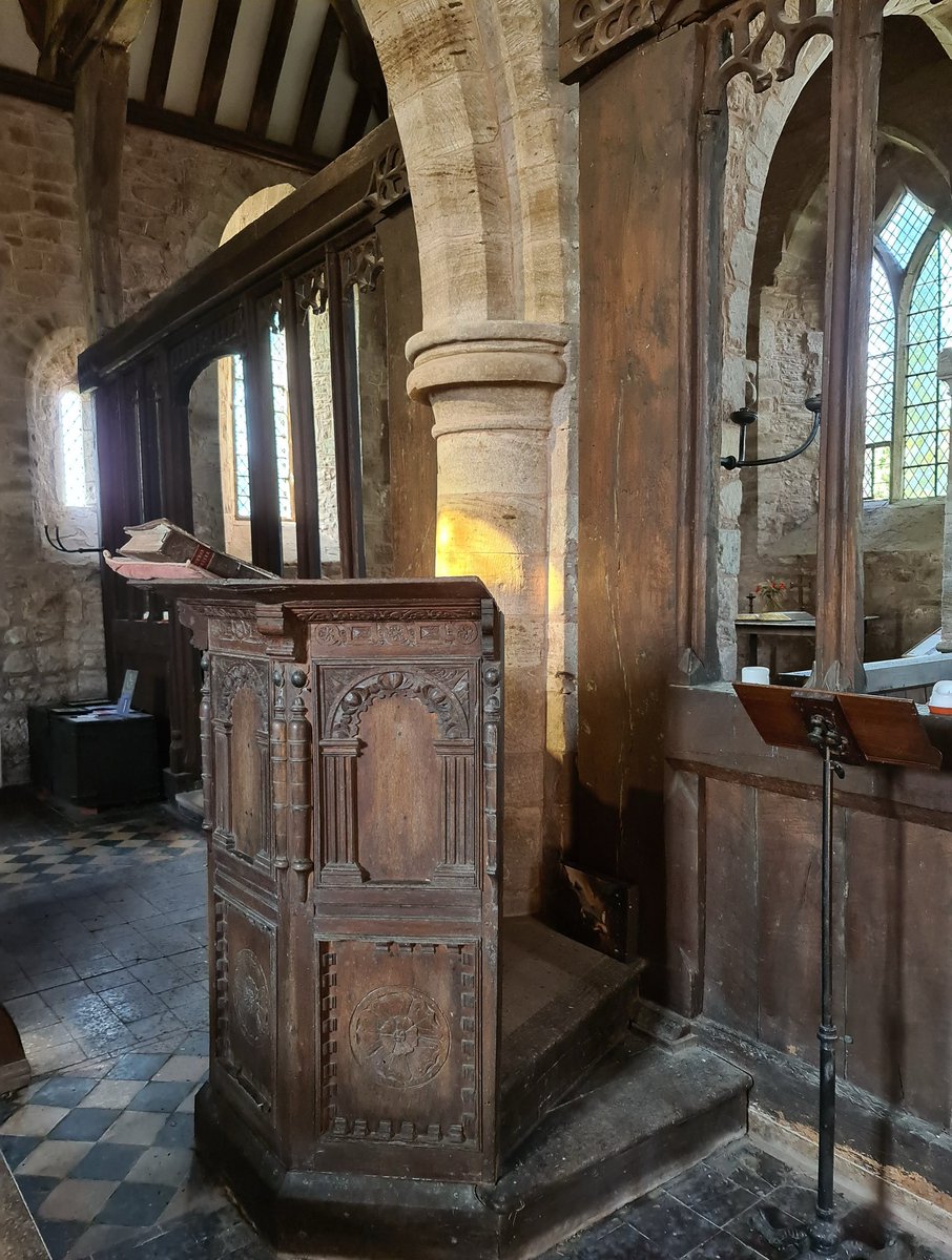 Wooden roof from 1540, early 16thc timber screens & a Jacobean pulpit at St Cosmos & St Damian Stretford.

#woodensday #herefordshire #WestMidlands #woodonwednesday