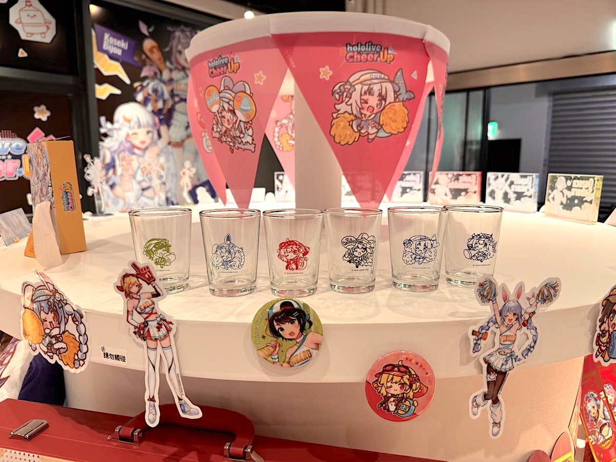 holocheerup's tweet photo. 【📣 hololive production x CAPSULE Cheer UP 聯名主題快閃店】
哈囉！來提醒一下大家🔅
Cheer UP 快閃店限定商品電商販售到4/27🔥
千萬不要錯過啦～
滿版的正比精裝麻將組✨
還有啤酒杯組等精美周邊～好香好香RRR＼＼\\٩( 'ω' )و //／／

趕快來下單吧！
📍Cmer電商平台：https://t.co/pY49piBqz2

#hololiveproduction_cheerup #hololiveproduction #CAPSULE #VTuber #VTubers #POPUPSTORE #快閃店