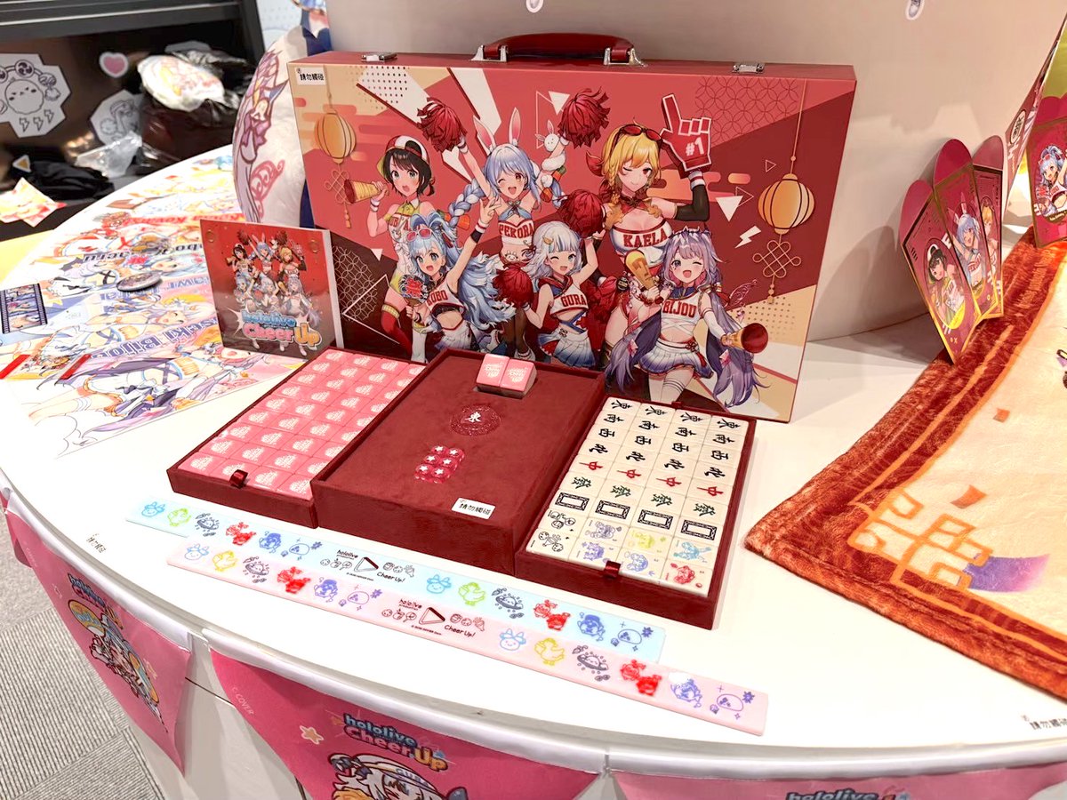 holocheerup's tweet photo. 【📣 hololive production x CAPSULE Cheer UP 聯名主題快閃店】
哈囉！來提醒一下大家🔅
Cheer UP 快閃店限定商品電商販售到4/27🔥
千萬不要錯過啦～
滿版的正比精裝麻將組✨
還有啤酒杯組等精美周邊～好香好香RRR＼＼\\٩( 'ω' )و //／／

趕快來下單吧！
📍Cmer電商平台：https://t.co/pY49piBqz2

#hololiveproduction_cheerup #hololiveproduction #CAPSULE #VTuber #VTubers #POPUPSTORE #快閃店