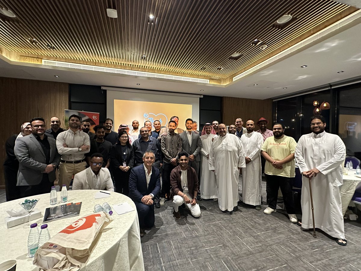 languagetour_sa's tweet photo. We are honored  to meet our partner 
Mr. Andrew in Riyadh 
@ECEnglish 🧡
#بريطانيا 
#دراسةلغة https://t.co/u0MAoAjPlm