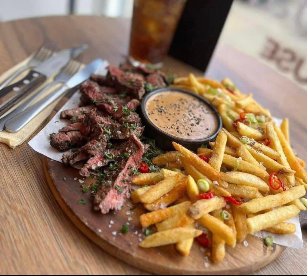 Wednesday special offer … 🥩 Rib eye, salt and pepper fries, peppercorn sauce & a choice of drink (Pepsi, pint of beer, cocktail, glass of wine) £15 Book NOW!!!