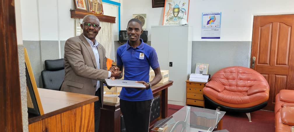 Immediate former Guild President Derick Kitatta gets a laptop from the DVC Assoc. Prof @umarkasule
The Laptop was contributed by University Governing Council ( UGC) members to assist him in his studies.
Every sitting Guild President by default is a member of the UGC.
@MNakabug