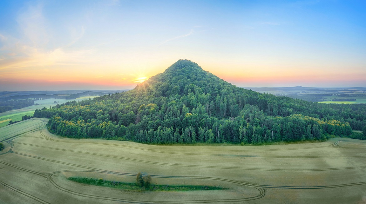 Het Land van Uitgestorven Vulkanen Geopark, schilderachtig gelegen in het hart van de Sudeten in Neder-Silezië, is geëerd met een plaats op de prestigieuze lijst van UNESCO Geoparken!!
polen.travel/nl/trending/ni…
@Dolny_Slask #visitpoland #UNESCO