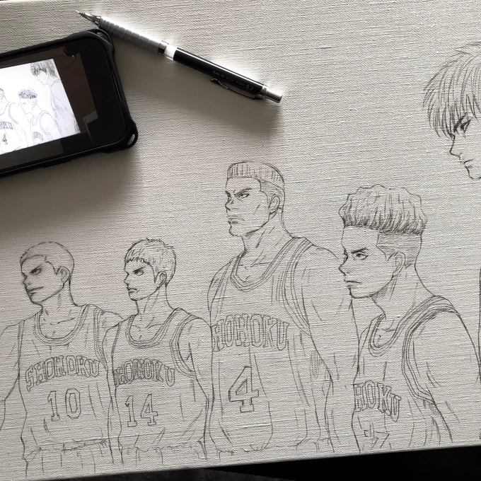 シャーペンで下書き。
油性マジックでペン入れ。
文字はポスカで描きました。
消しにくいけど、消しゴムは使えます。
キッチン横スペースに飾って
写真を撮りました🤳 