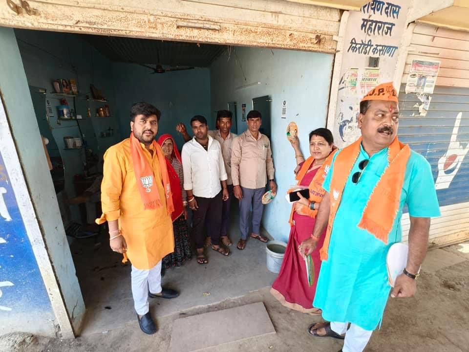 chairmantonk's tweet photo. विश्व के सबसे शक्तिशाली नेता आदरणीय नरेंद्र मोदी जी के लिए उनियारा में हो��े वाली सभा के लिए पीले चावल बाटे
@BJP4India
@JPNadda @narendramodi https://t.co/DbvGODHary