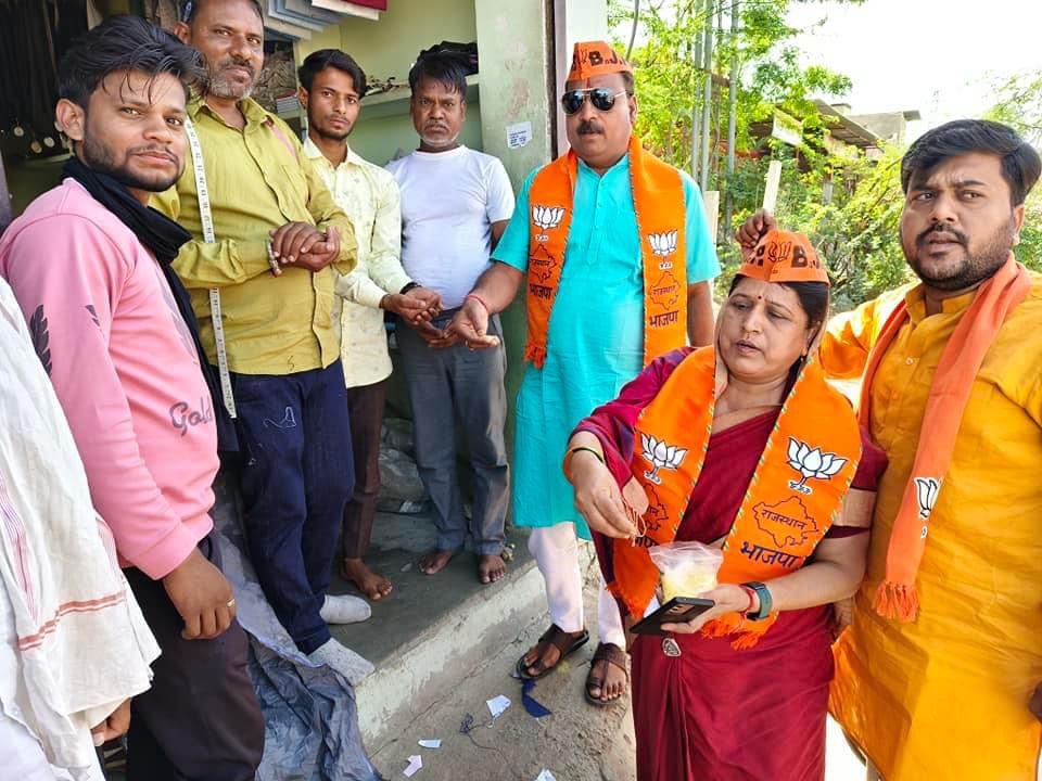 chairmantonk's tweet photo. विश्व के सबसे शक्तिशाली नेता आदरणीय नरेंद्र मोदी जी के लिए उनियारा में हो��े वाली सभा के लिए पीले चावल बाटे
@BJP4India
@JPNadda @narendramodi https://t.co/DbvGODHary