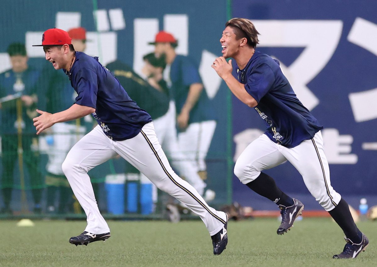 笑顔でダッシュする #紅林弘太郎 選手と #頓宮裕真 捕手。何だか楽しそうです