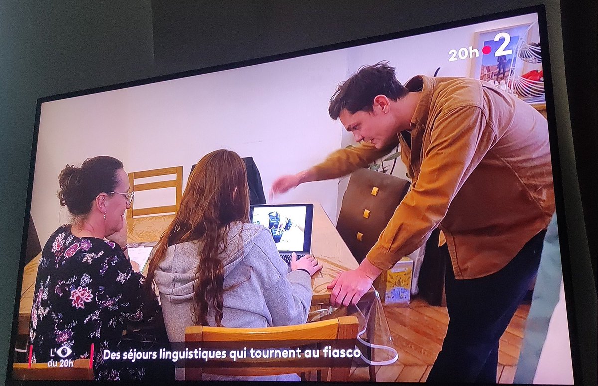 Cette photo 2 est issue d'un sujet du même 20h de France 2 placé juste après le sujet sur les décrocheurs criminalisés et leurs parents culpabilisés : sujet sur la jungle des séjours linguistiques à destination des enfants CSP+, les parents filmés épaulant leurs progénitures.